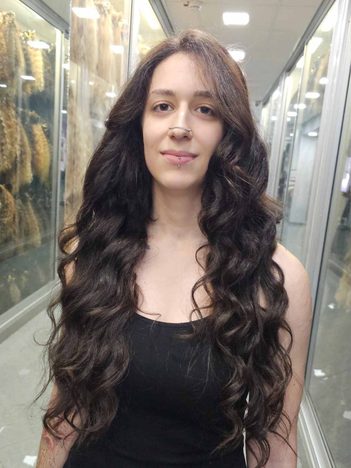 הארכת שיער חום כהה גלי