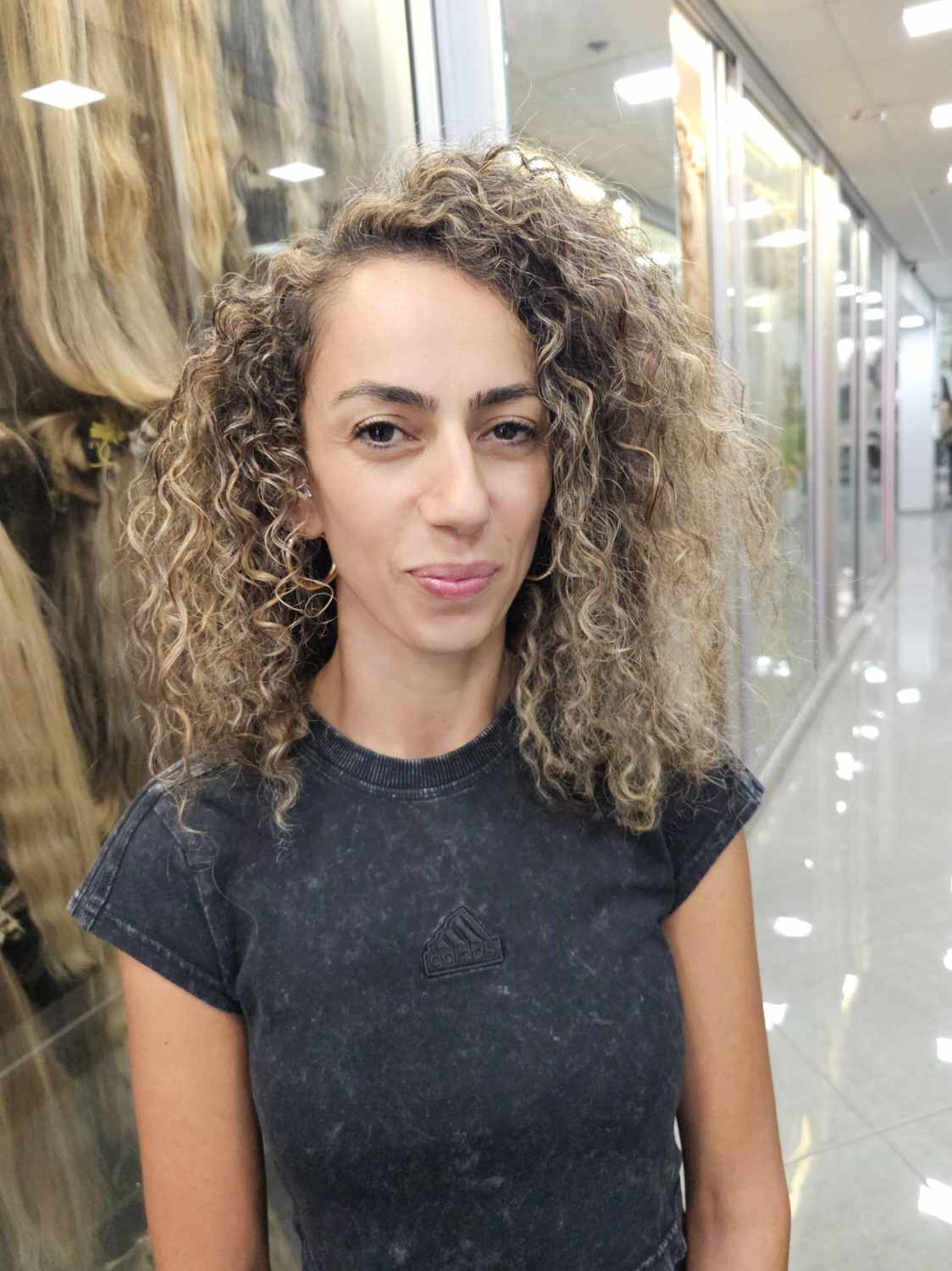 לפני הארכת שיער בלונד מתולתל
