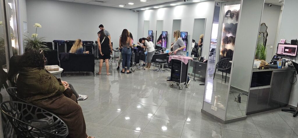 סטודיו מוטי רונאל במהלך יום עבודה – צוות מקצועי מעניק שירותי עיצוב שיער ותוספות שיער טבעיות ללקוחות מכל רחבי הארץ