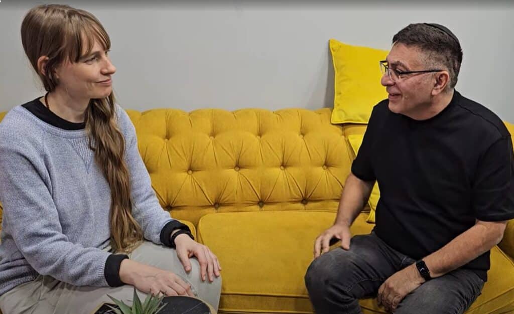 מוטי רונאל בפגישת ייעוץ אישית עם לקוחה בסטודיו, כחלק מתהליך התאמת תוספות שיער באופן אישי