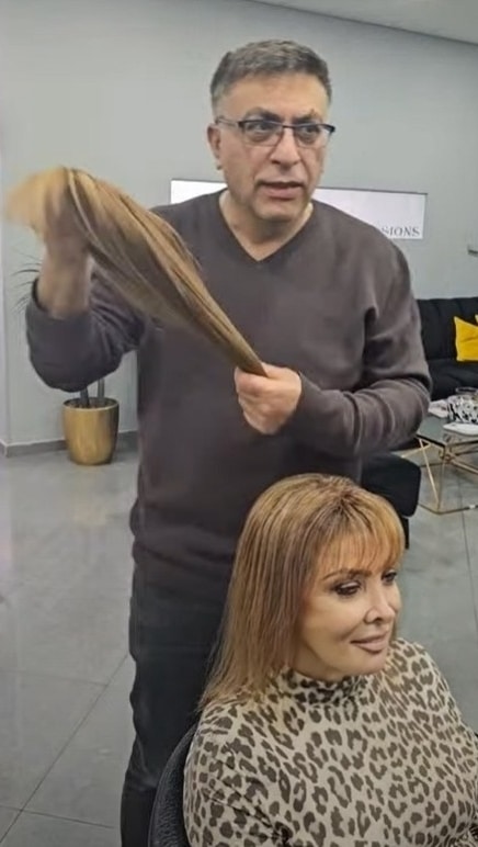 הדגמה מקצועית של תוספת שיער קליפסים על לקוחה עם שיער דליל בסטודיו לעיצוב שיער