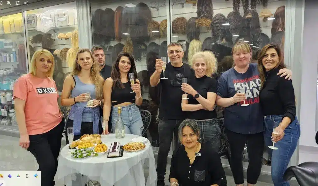 מוטי רונאל וצוות הסטודיו חוגגים אירוע צוותי בסטודיו לתוספות שיער טבעיות.