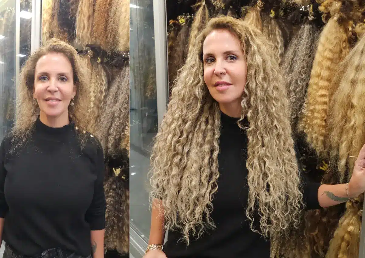תמונה של לקוחה אמיתית לפני ואחרי תוספות שיער קבועות לאורך ונפח שבוצעו על ידי מוטי רונאל, הלקוחה עומדת ליד התצוגה המרשימה שלנו, המציגה מלאי עצום של שיער טבעי בתולי לטובת לקוחות מוטי רונאל