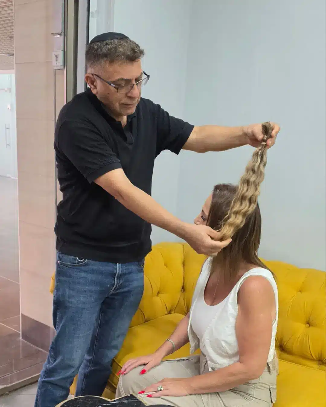 בתמונה מוטי רונאל מבצע איבחון מקצועי ללקוחה שהגיעה ליעוץ
