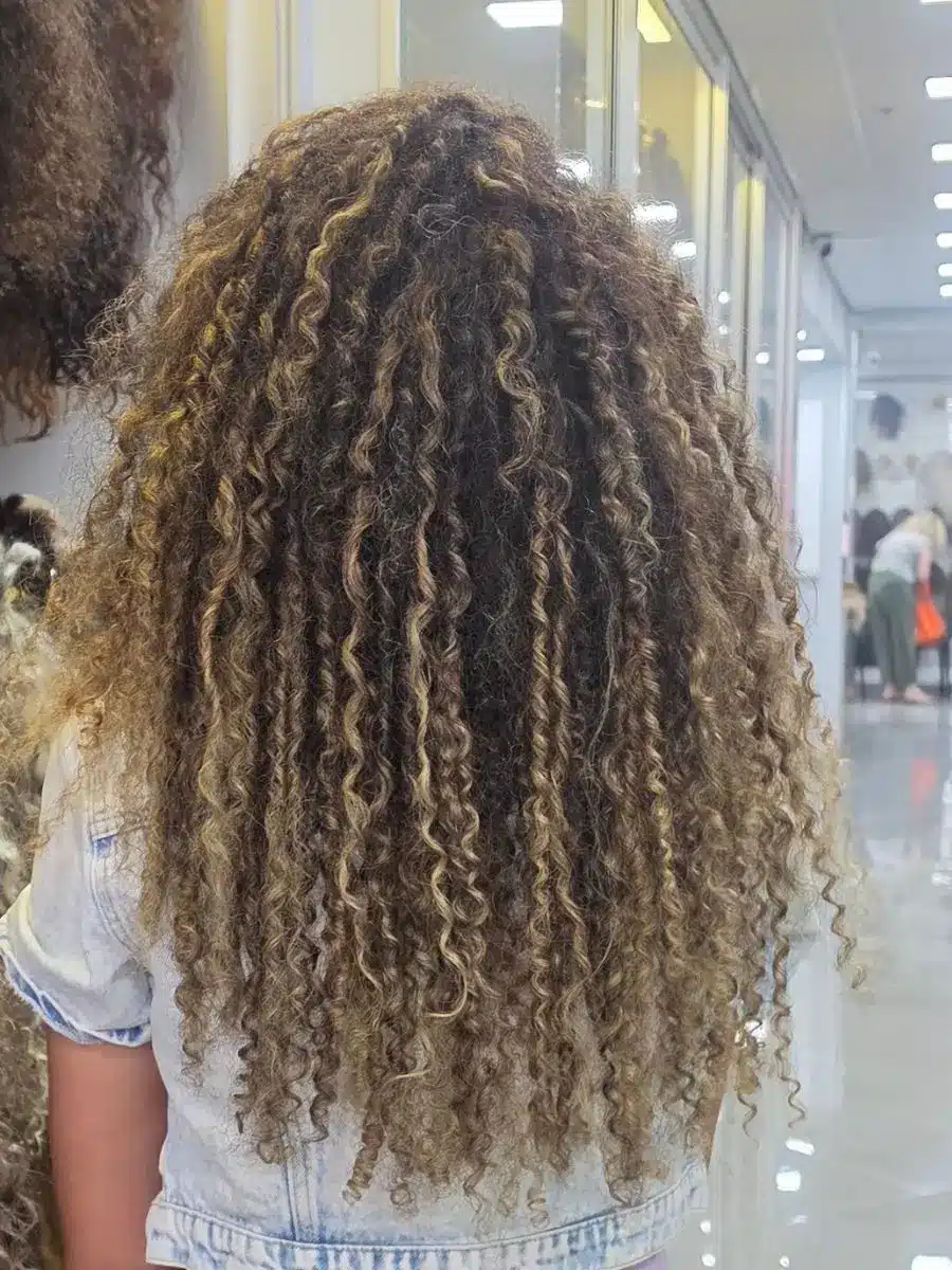 אחרי התאמת תוספות שיער מתולתלות