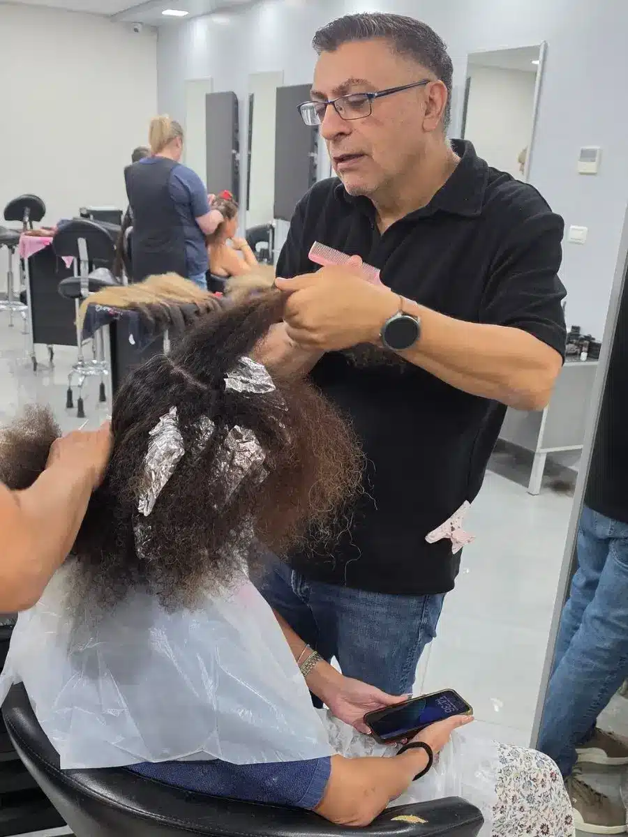שלב התאמת גוונים ומרקם לתוספות שיער מתולתלות