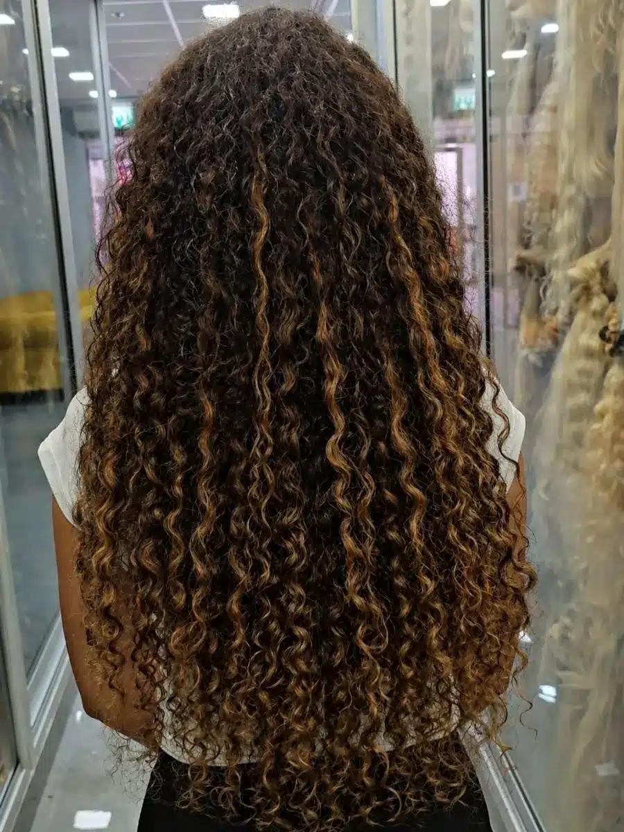 שיער ארוך ומלא לאחר התאמת תוספות שיער